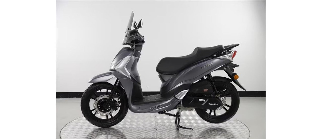 <div class='descrGalleryTitle'>Alien Darwin 125 - 2.440 euro</div><div class='descrGalleryText'><p>Il <b>Darwin 125 </b>monta un motore monocilindrico 4 tempi da 125 cc, con due valvole, raffreddato ad aria e alimentato tramite iniezione elettronica. La potenza massima è di 7 kW (9,5 CV) a 7.500 giri/min, con una coppia di 9 Nm a 6.000 giri/min. L’avviamento è elettrico, la trasmissione è un variatore automatico con trasmissione finale a cinghia, e l’omologazione è secondo normativa Euro 5. La ciclistica prevede forcella telescopica all’anteriore e motore oscillante al posteriore. Le ruote sono da 16 pollici, entrambe con pneumatici 110/70‑16. I freni sono a disco su entrambe le ruote. Le dimensioni registrate indicano 1.995 mm di lunghezza, larghezza 740 mm, interasse 1.350 mm. Il peso a secco è 124 kg. La velocità massima dichiarata è 85 km/h.</p>
</div>